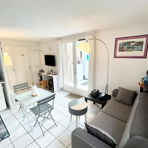  Hébergement de vacances Charmante maisonnette À 2 pas des plagesPiscine